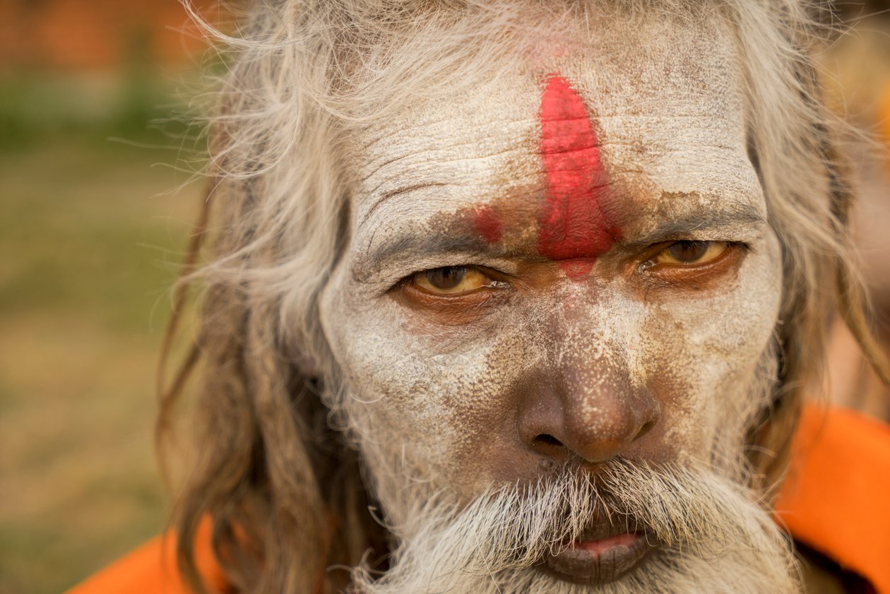 Heliga män vid templet Pashupatinath på stranden av floden Bagmati i Katmandu, Nepal, 2014 (foto) av Ira Block