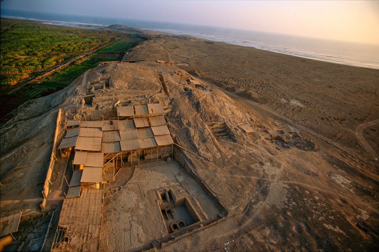 Huaco Cao Viejo är en av de största pyramiderna i lersten i El Brujo, ett avlägset komp..., 2005 (foto) av Ira Block