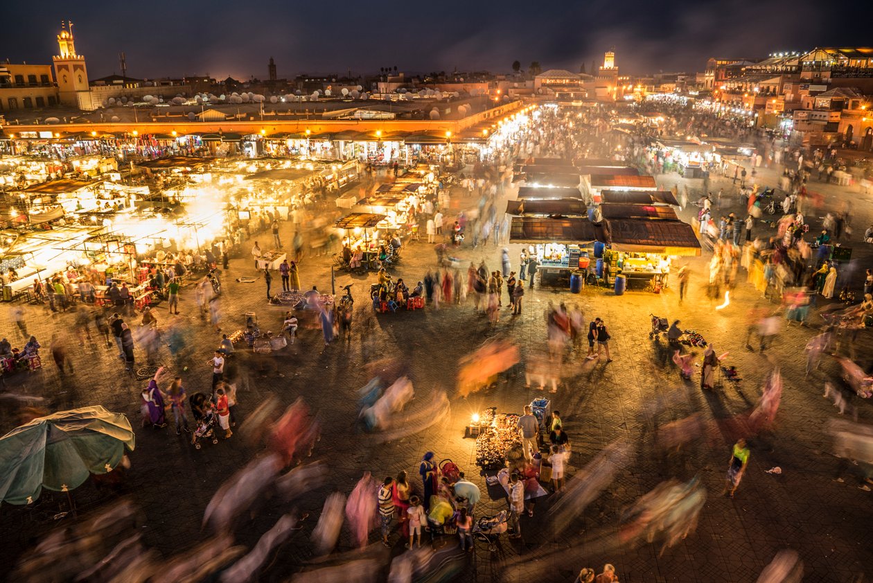 Titta ner på Jemaa el-Fnaa, marknadstorget i medinan, Marrakech, 2014 (foto) av Ira Block