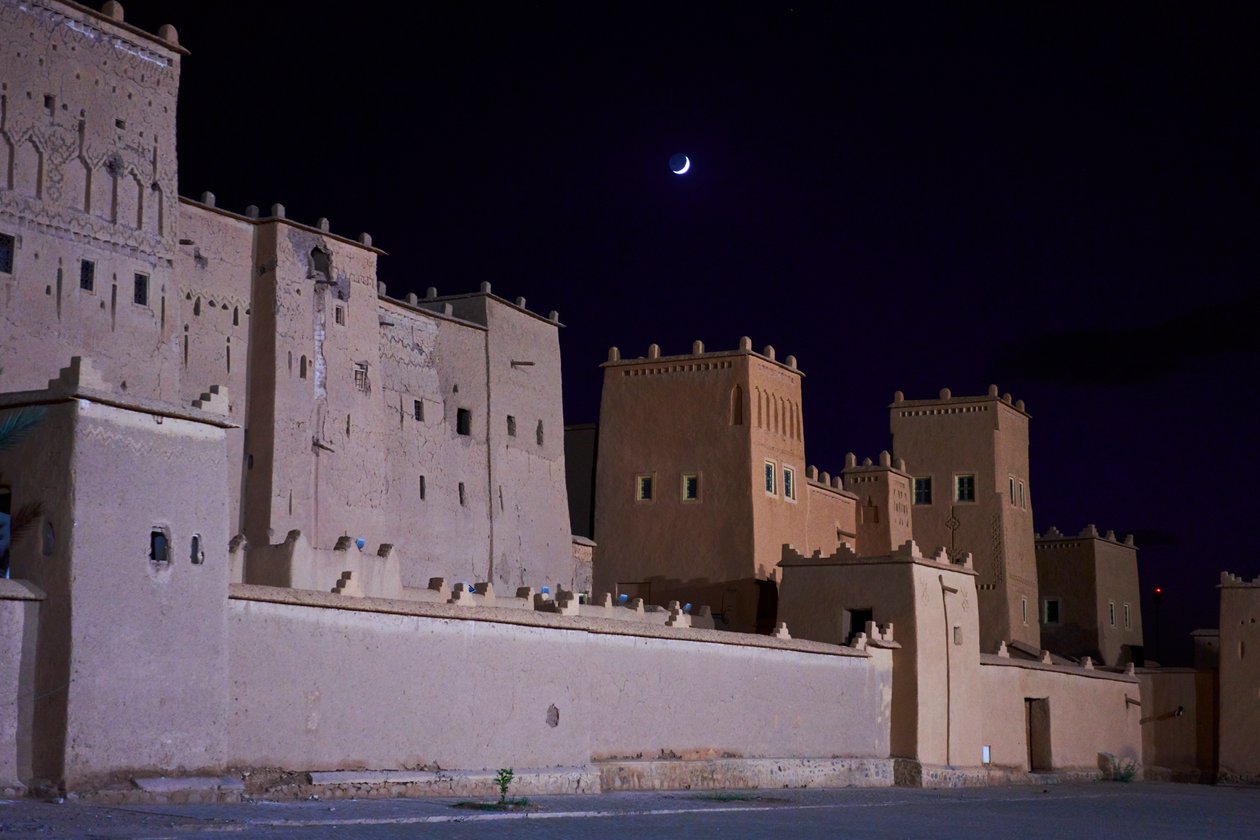 Månen går upp över Ouarzazate, Marocko, 2019 (foto) av Ira Block