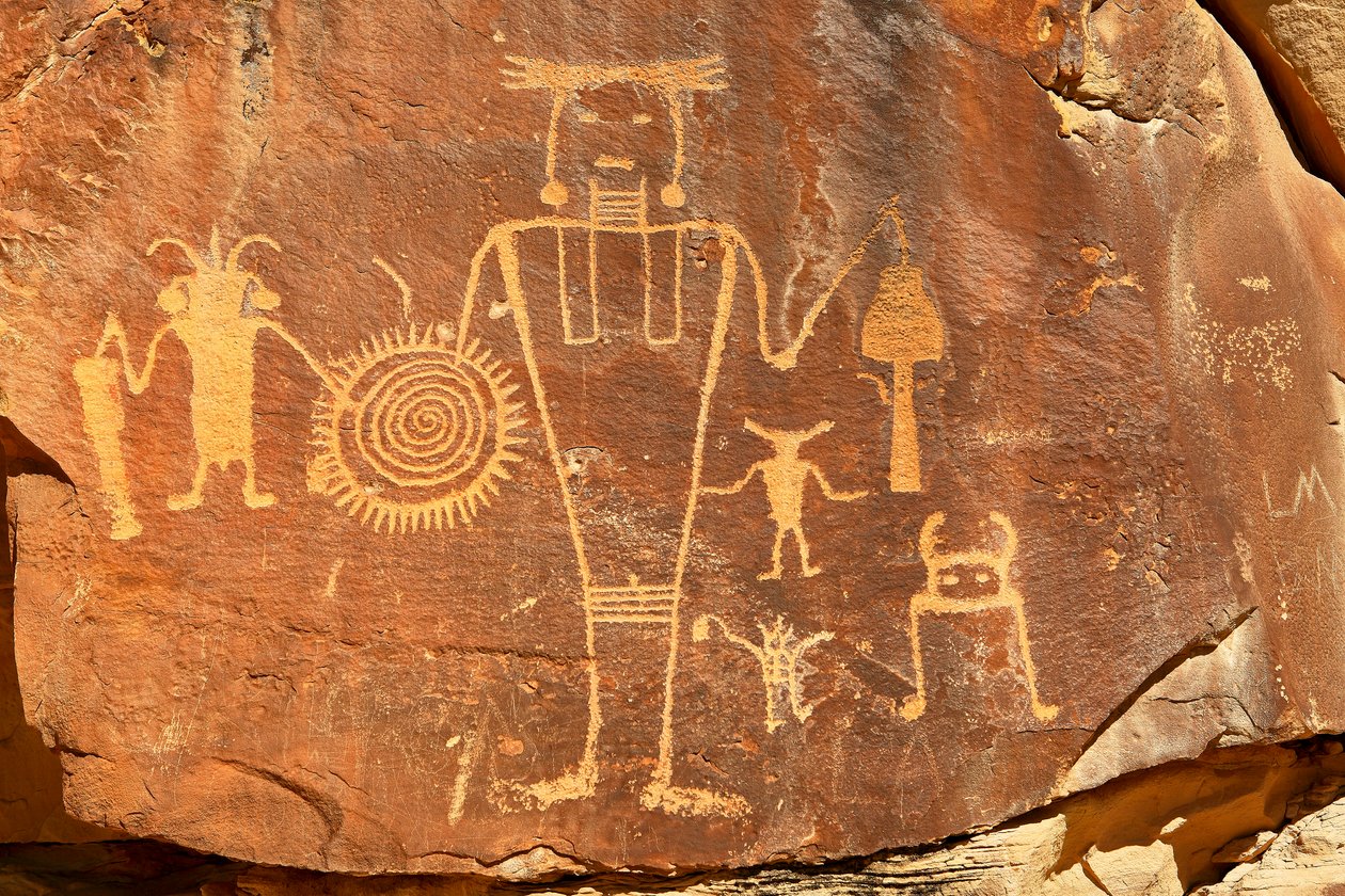 Nära Vernal, UT vid McKee Springs, Fremont-petroglyfer som visar krigare som håller troféhuvuden. 2005 (foto) av Ira Block