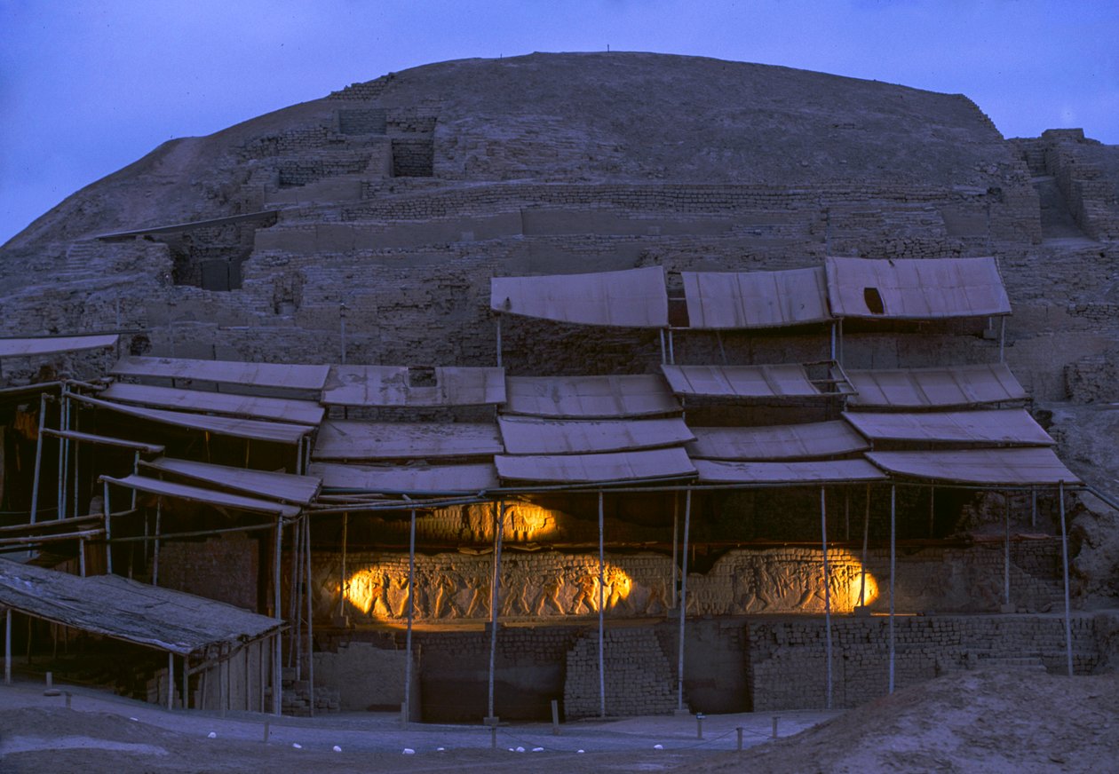 Nattscen vid El Brujo, ett avlägset beläget komplex med pyramidruiner från Moche - en kultur..., 2005 (foto) av Ira Block