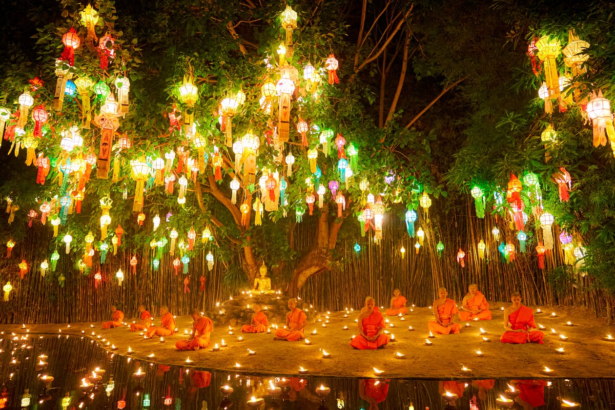 Nybörjarmunkar vid Wat Phan Thao under Loy Krathong-festivalen (Yee Peng) i Chiangmai, Thailand, 2019 (foto) av Ira Block