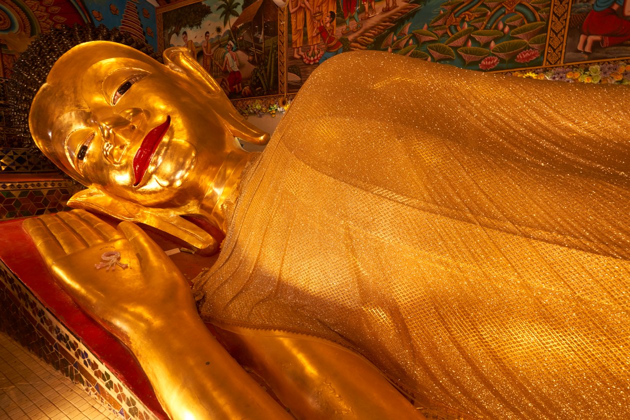 Liggande Buddhastaty vid Wat Phra Pan(Phra Non Mae Puka), Chiangmai, Thailand, 2019 (foto) av Ira Block