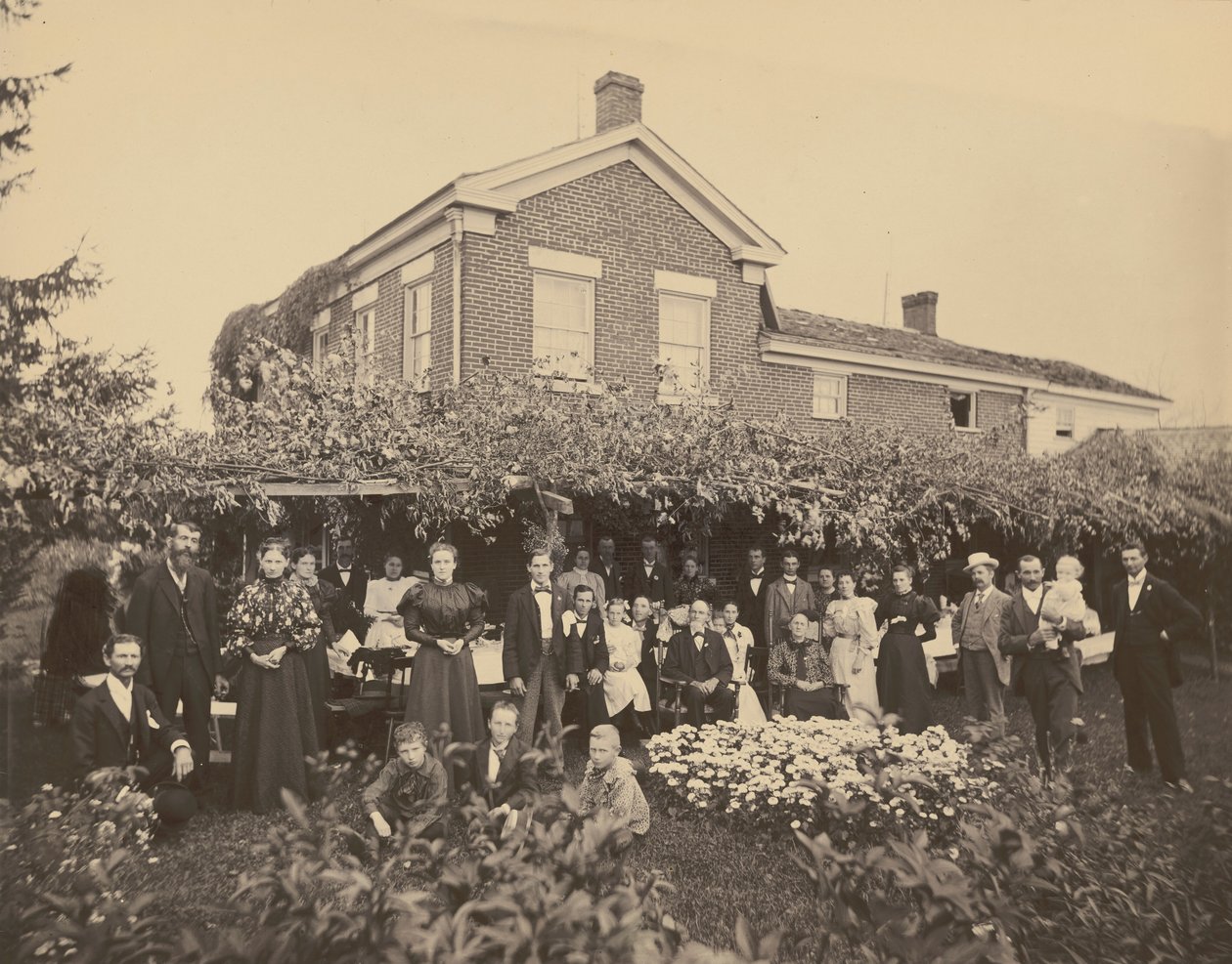 Porträtt av en familj, nära Meadville, Pennsylvania,1885-1889 (foto) av Ira E. Hall