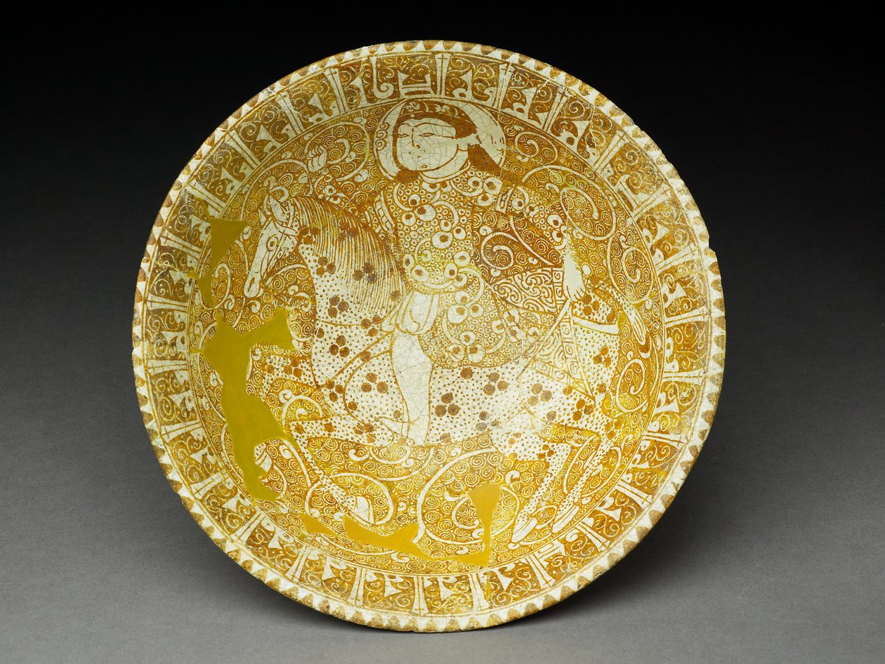 Skål med ryttare och Pseudo-Kufic Insription (fritware med överglasyr i lyster) av Iranian School