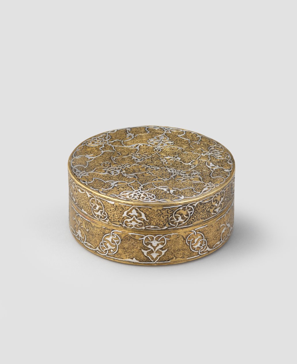 Ask med lock av cylindrisk form, av graverad mässing infälld med silver, med senare förgyllning och eventuellt tillägg av innerband, 1400-c.1525 av Iranian School