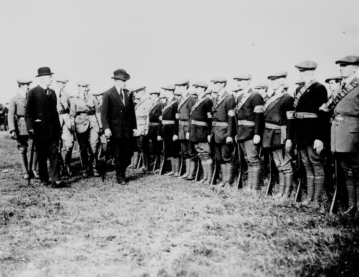 Edward Carson (1854-1935) Inspekterar Ulster-volontärer under den irländska konflikten 1914 av Irish Photographer