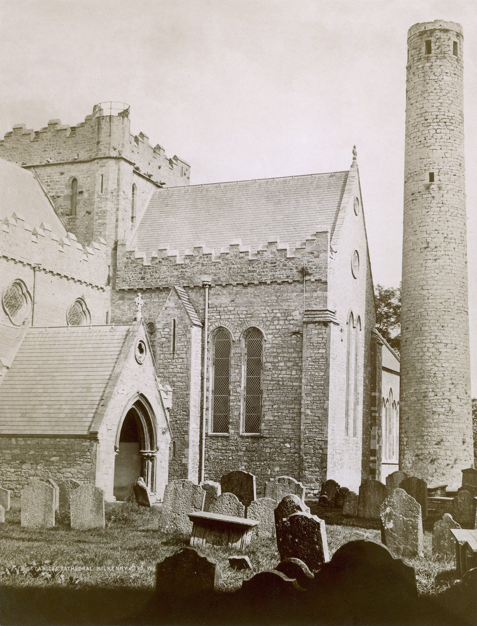 St. Canices katedral (sepiafoto) av Irish Photographer