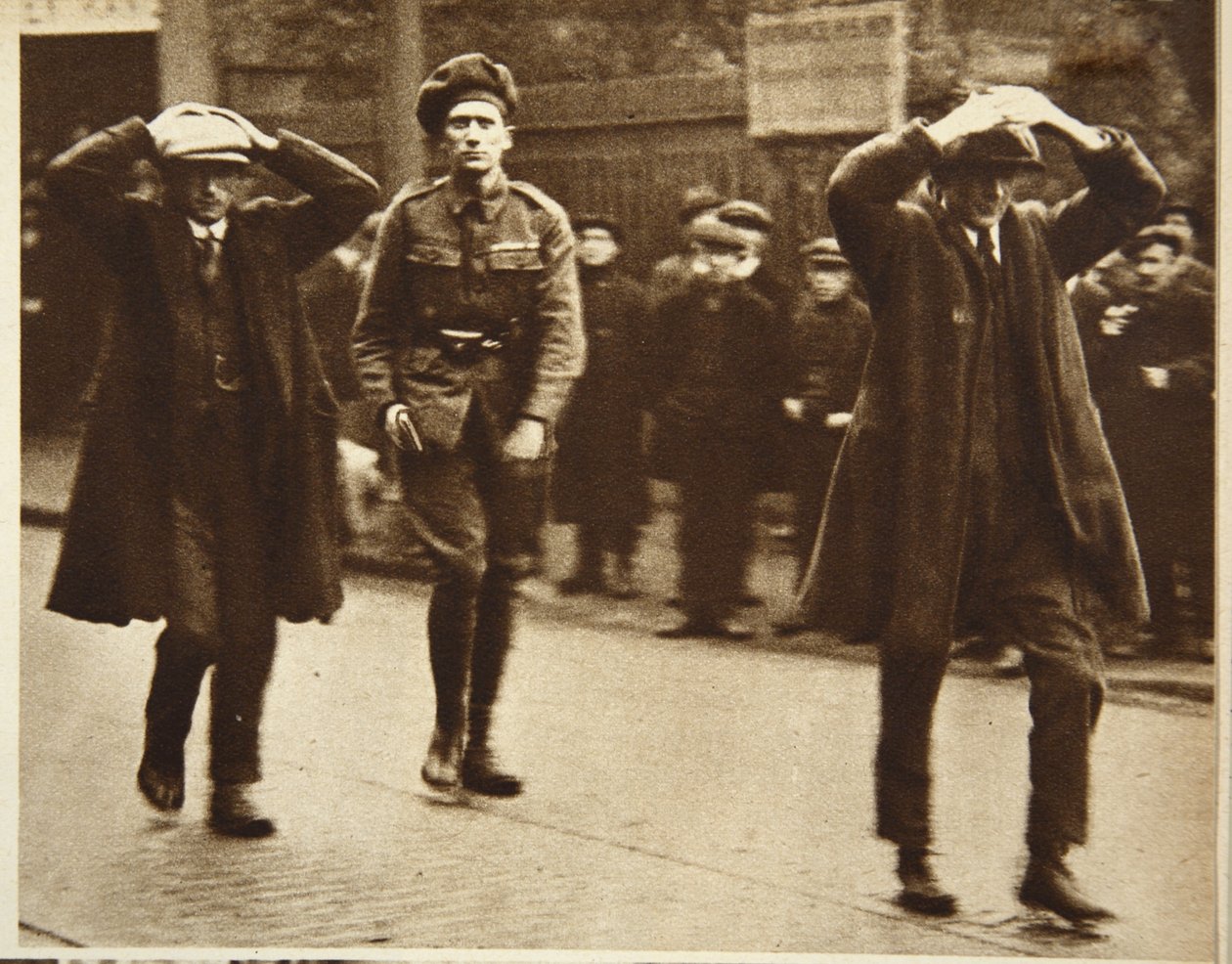 Två Sinn Fein-medlemmar arresterades av brittiska trupper under en räd mot arbetsministeriets kontor i Dublin, 1920 (sepiafoto) av Irish Photographer