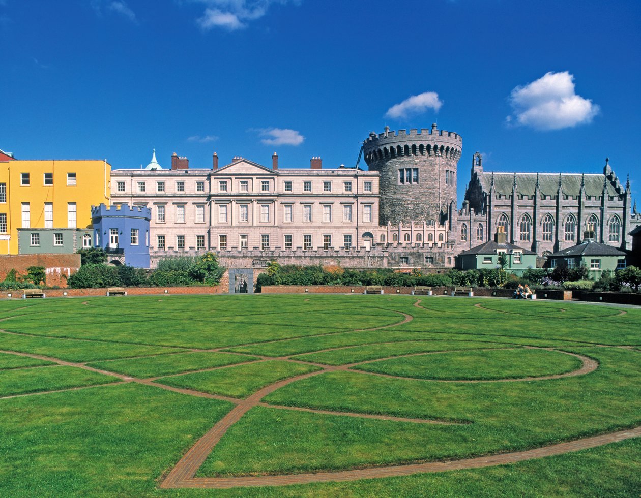 Dublin Castle, utsikt från trädgården av Irish School