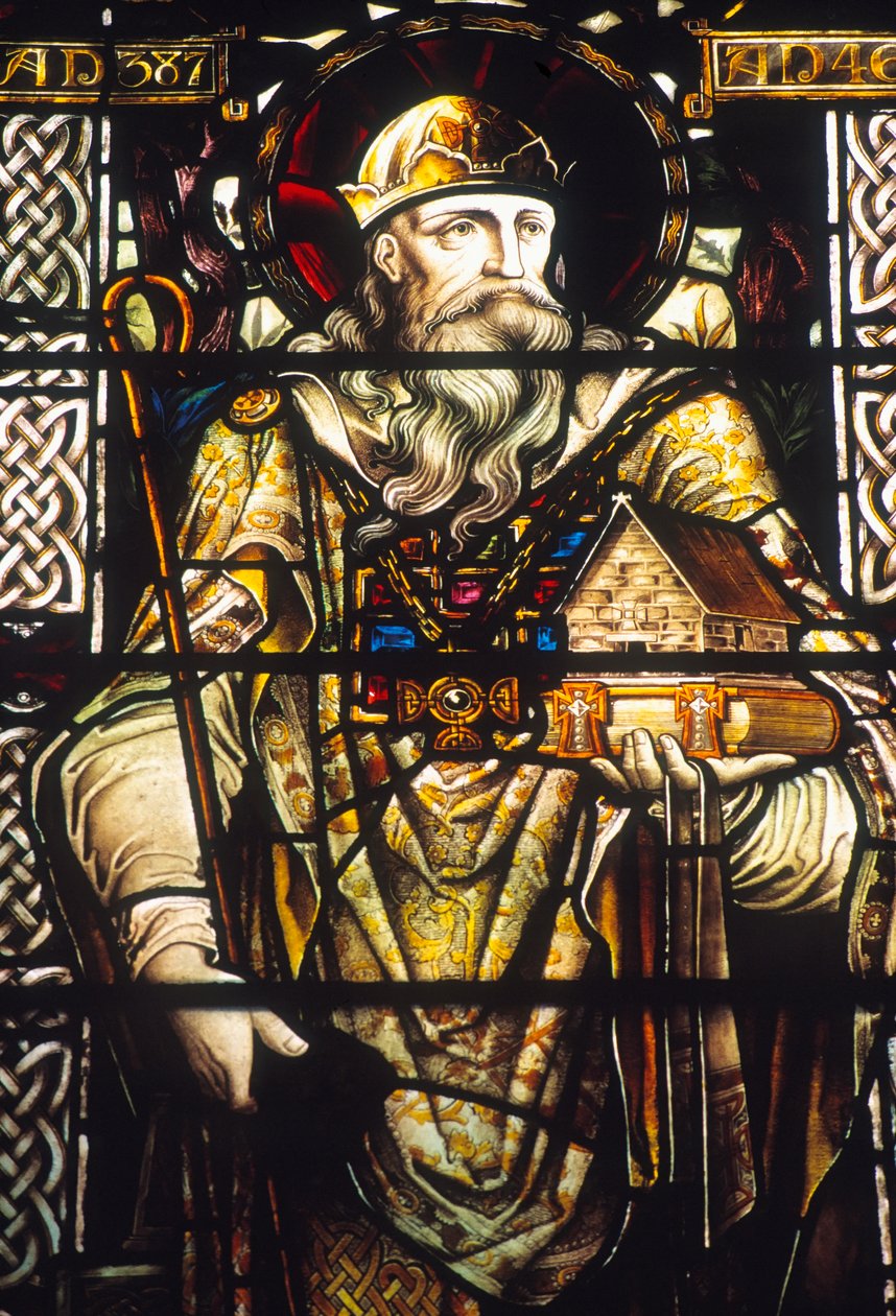 Målat glasfönster föreställande St. Patrick av Irish School
