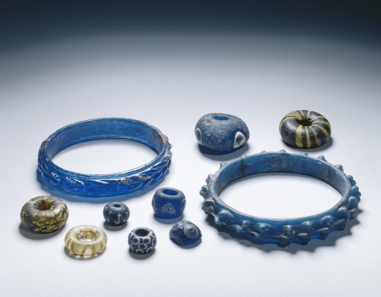 Armband och pärlor, järnålder (glas) av Iron Age