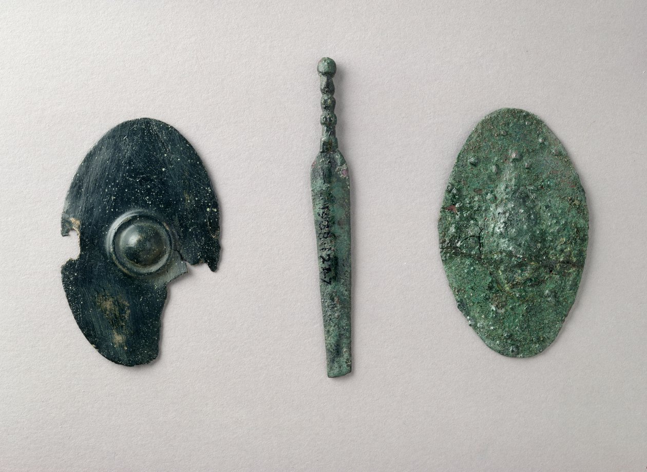 Miniatyrmodeller av vapen: L-R: sköld, från Leafield, Oxon; svärd och sköld från en helgedom från sen järnålder i Frilford, Berks (brons) av Iron Age