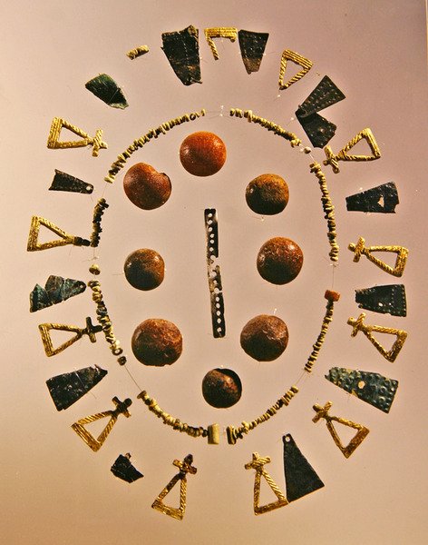 Delar av kvinnliga kläder av Iron Age