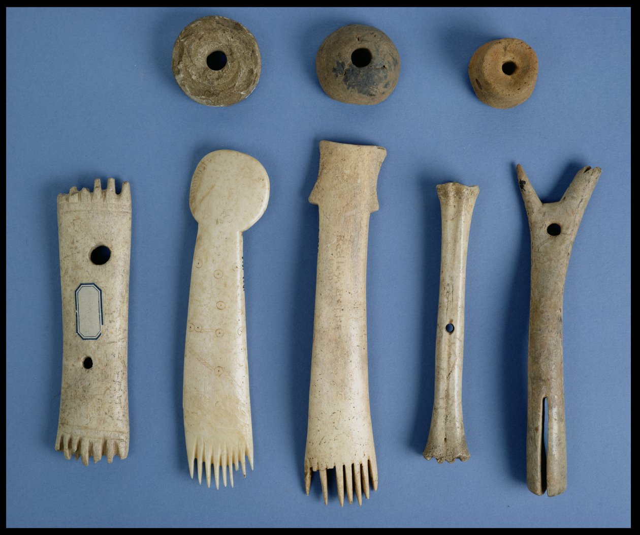 Spindelvirvlar, hornvävskammar och en benskyttel och vävbeslag, järnåldern (ben) av Iron Age