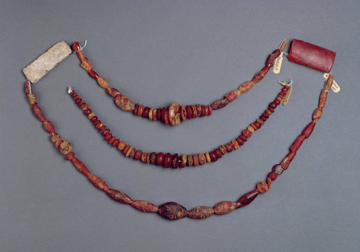 Tre pärlsträngar från Hallstatt, Österrike, 700-500 f.Kr. (bärnsten) av Iron Age