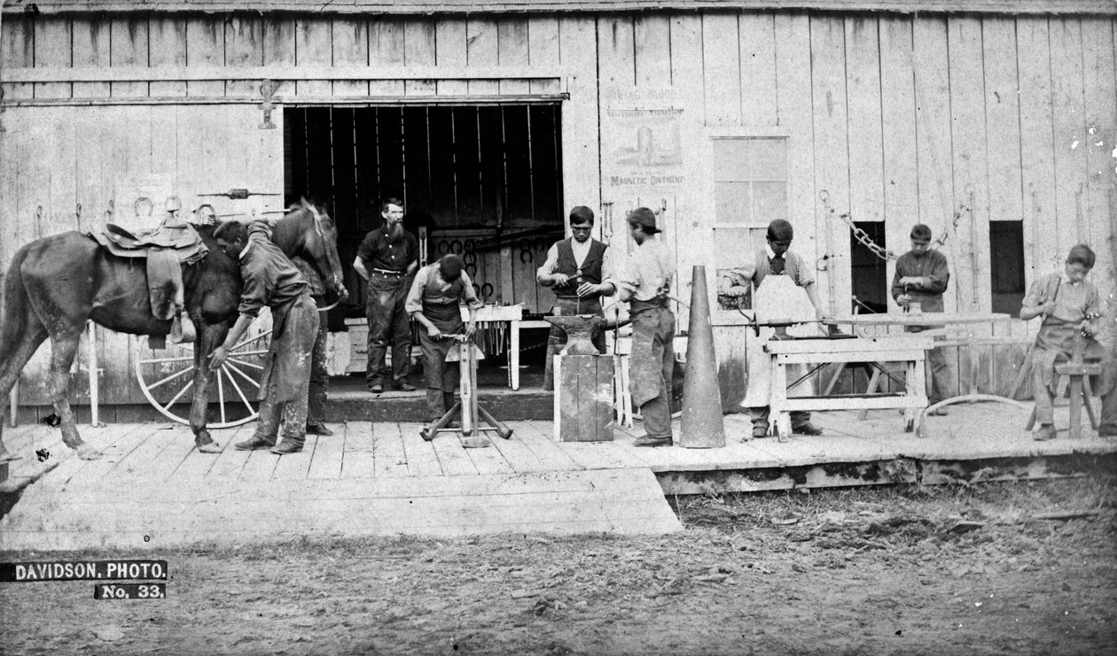 Indian Training School, Forest Grove, Oregon: Smide, 1882 (svart foto) av Isaac Grundy Davidson