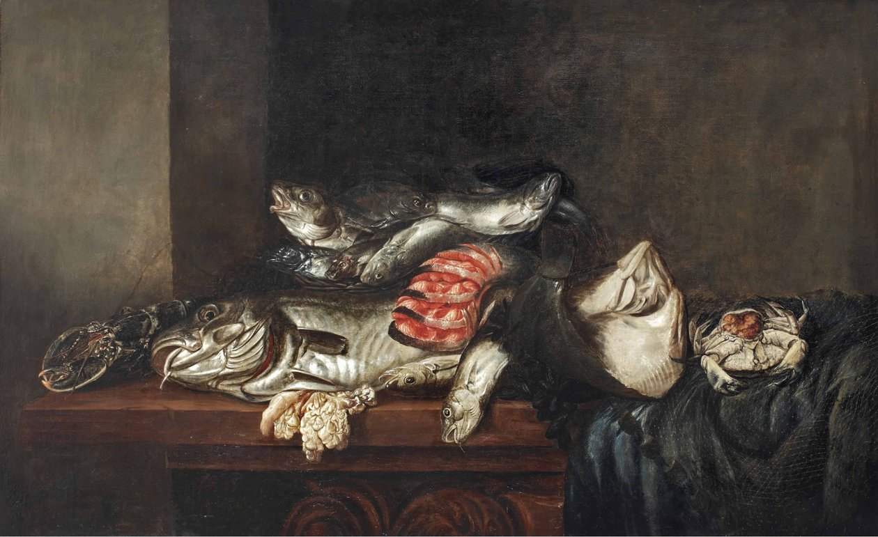 Hummer, torsk, plattfisk, lax, krabba, musslor och andra fiskar i en korg med fisknät på ett delvis draperat bord av Isaac van Duynen