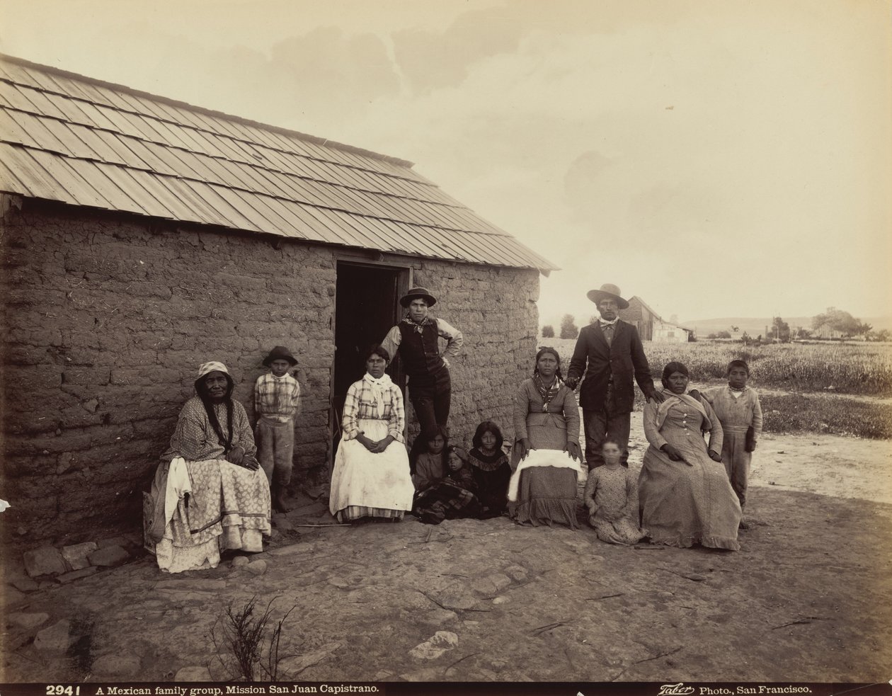 En mexikansk familjegrupp, Mission San Juan Capistrano, Kalifornien,1880 (foto) av Isaiah Taber