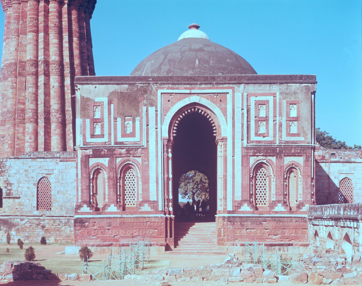 Alai Darwaza, byggd av Ala-ud-din Khalji, 1311 av Islamic School