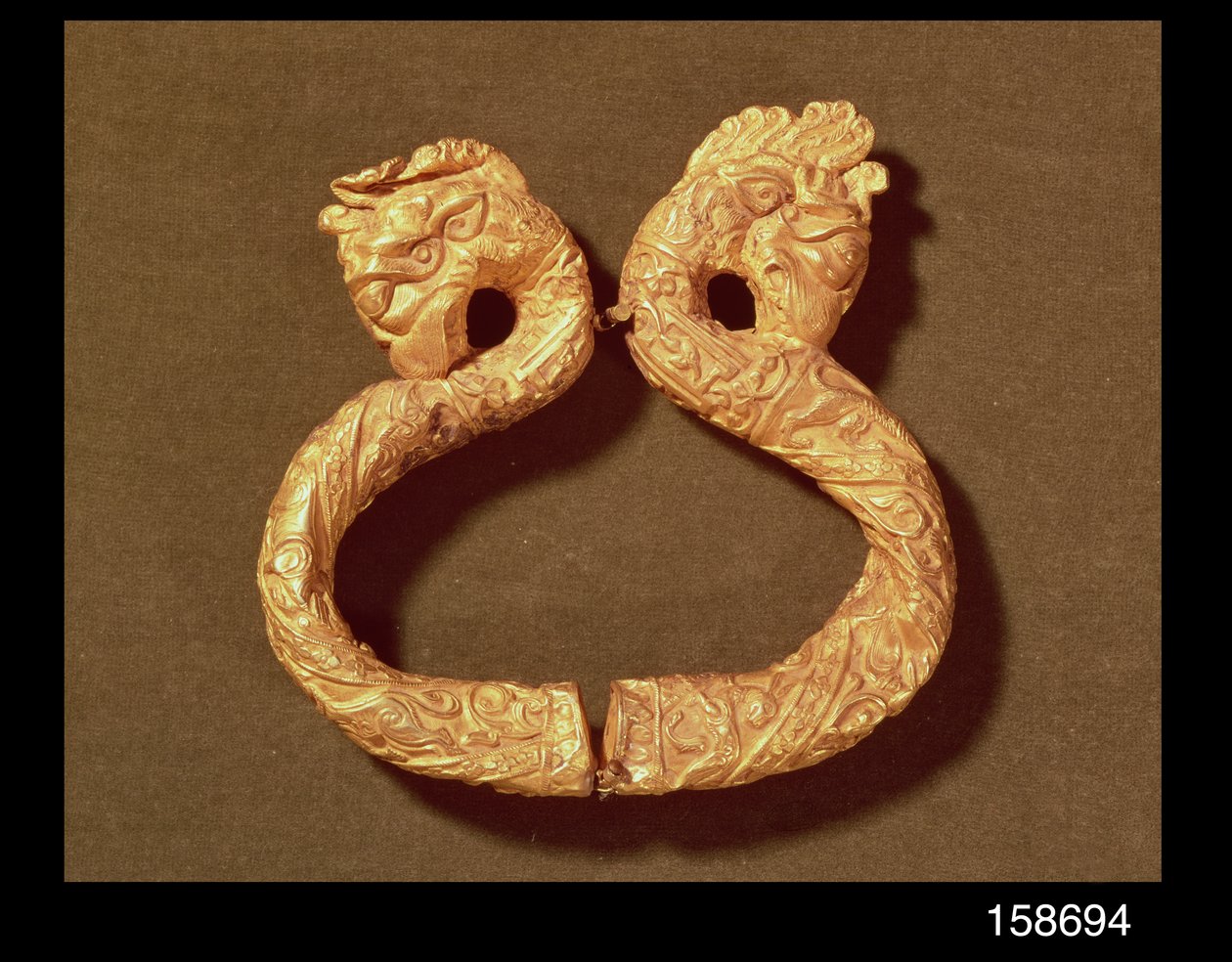 Armband med två monsterhuvuden, 1300-1400-tal (trä) av Islamic School