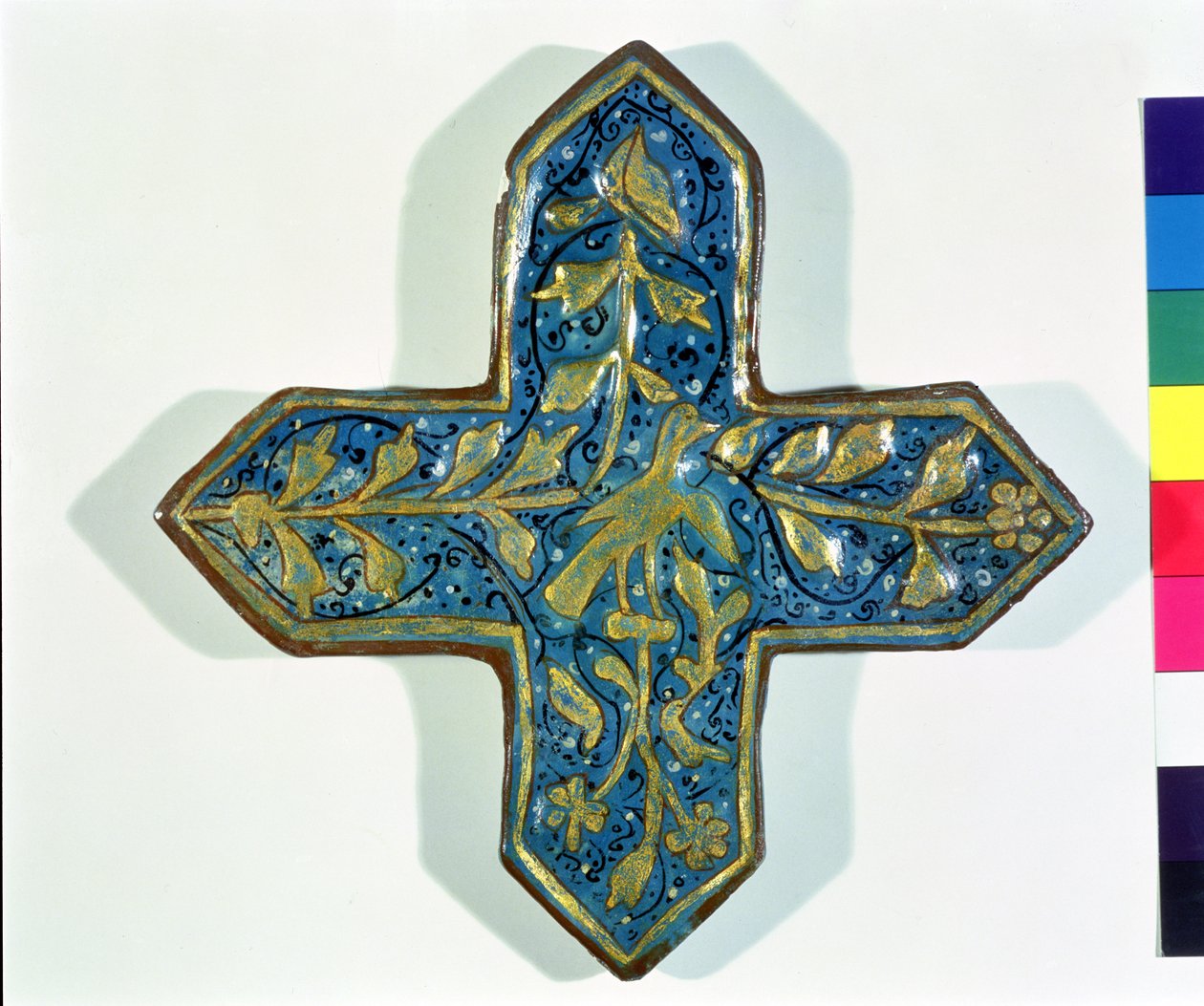 Korsformad överglaserad lövförgylld kakel i stil med Takht-e Solaiman, 1200-1300-tal (keramik) av Islamic School