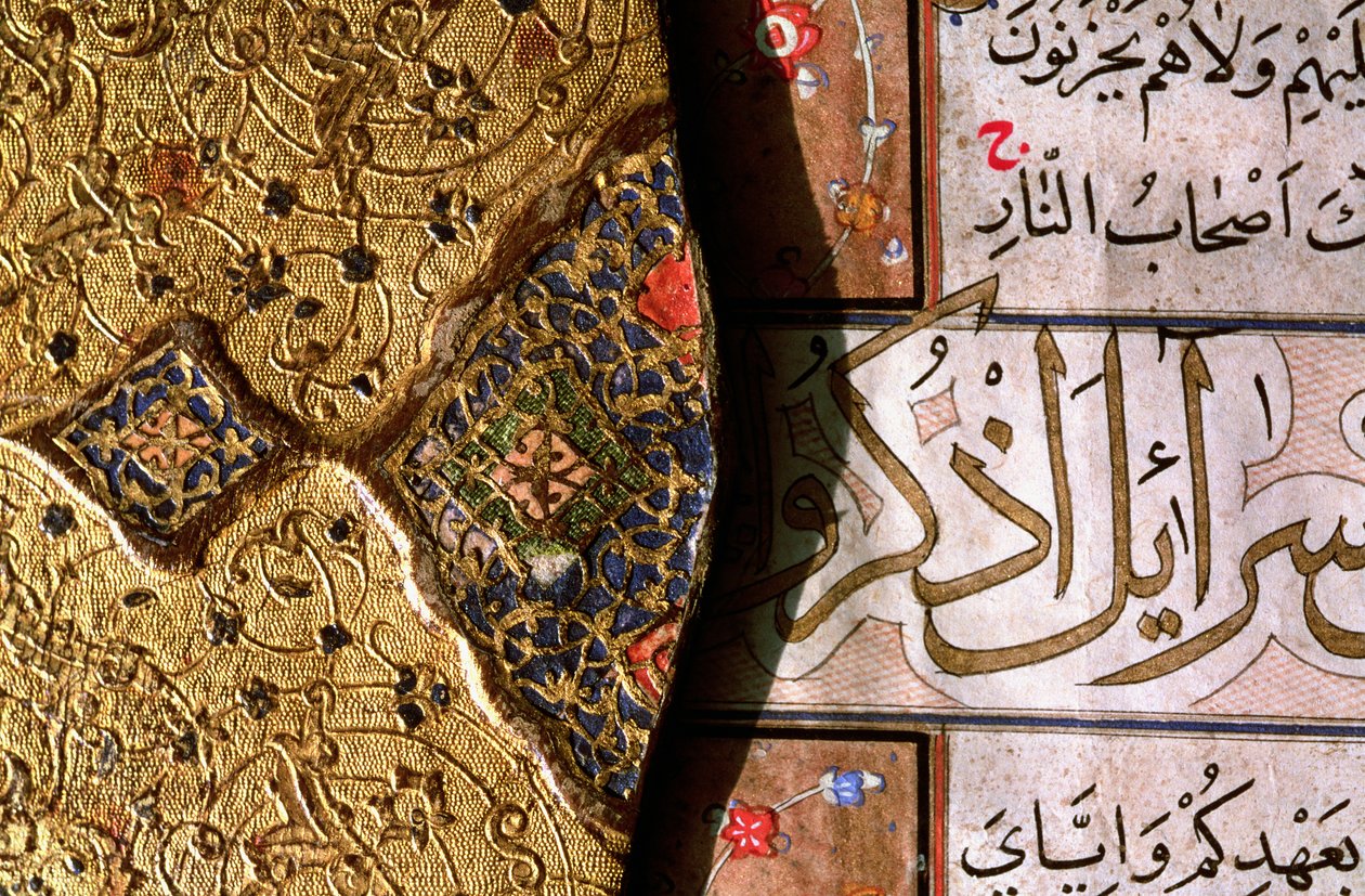Detalj av de invecklade guld- och lapis lazuli-belysningarna och arabeskdesignerna med thulth- och naskh-skript på ett koranomslag av Islamic School