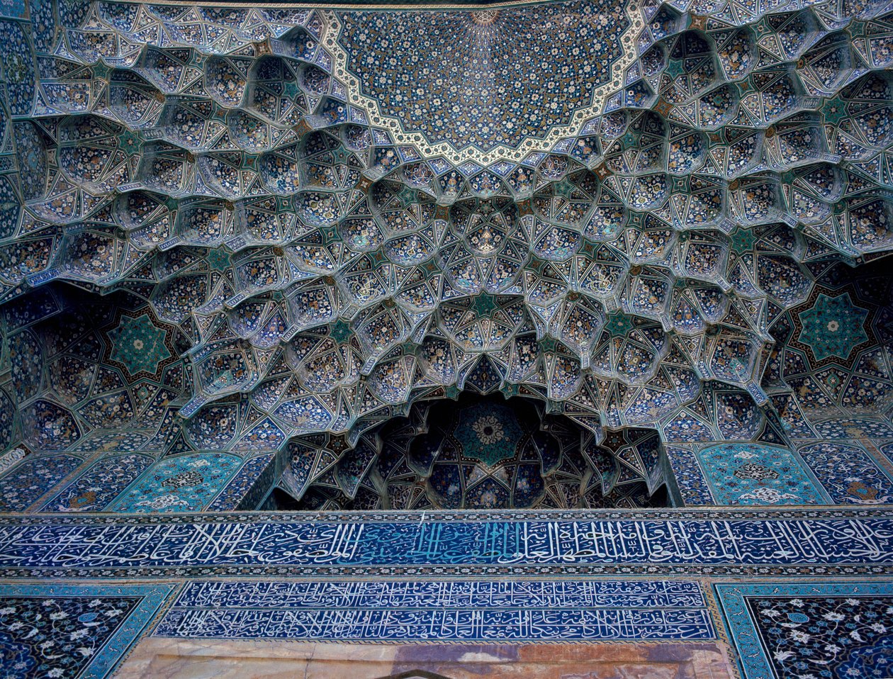 Detalj av valvet i Shah-moskén (även känd som Imam-moskén) Isfahan av Islamic School