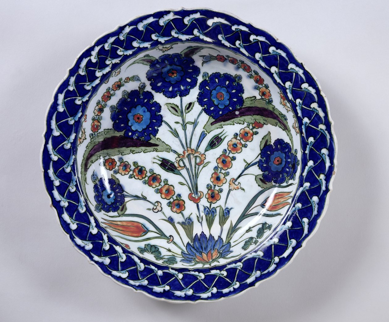 Fat med en blomdekor, Iznik (keramik) av Islamic School