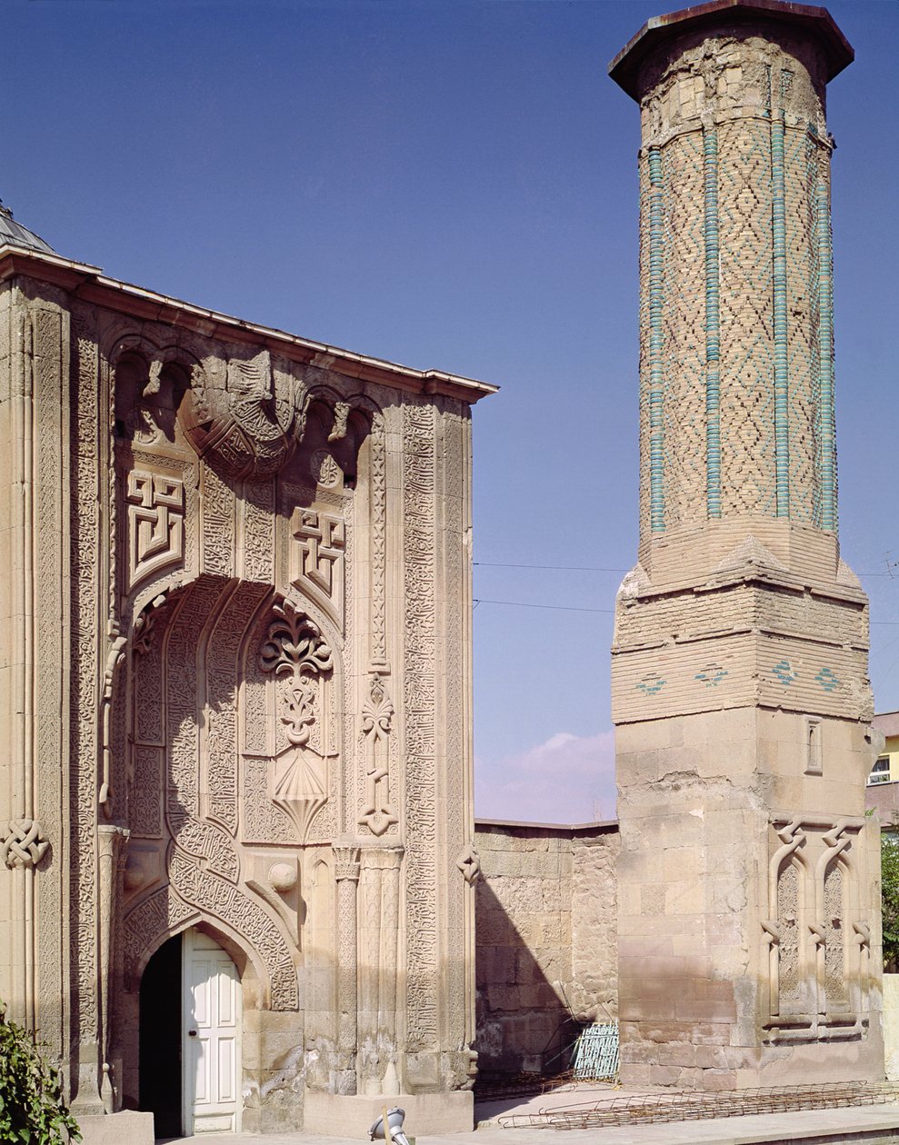 Entréportal och minaret, byggd ca 1260-65 (foto) av Islamic School