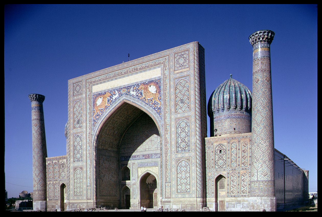 Fasaden på Shirdar Madrasa, Timurid-perioden, Rigestan Square, ca 1619-35 av Islamic School