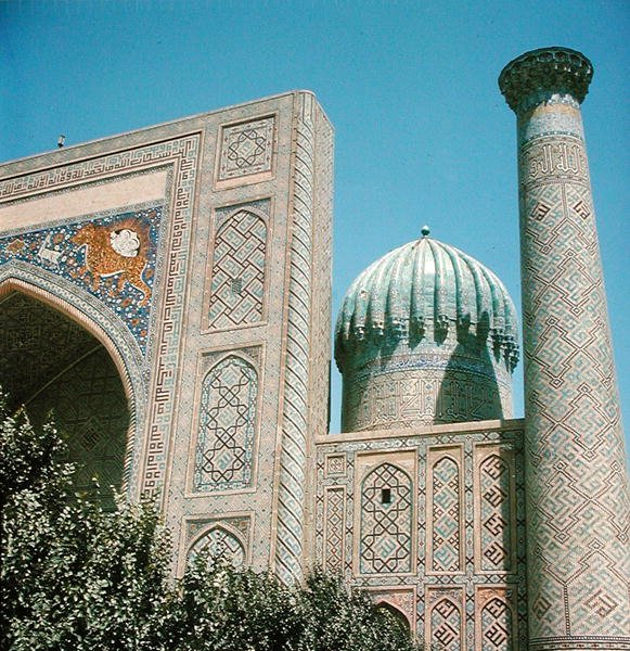 Fasaden till Shirdar Madrasa, timuridisk tid, Rigestan-torget, ca 1619-35 av Islamic School