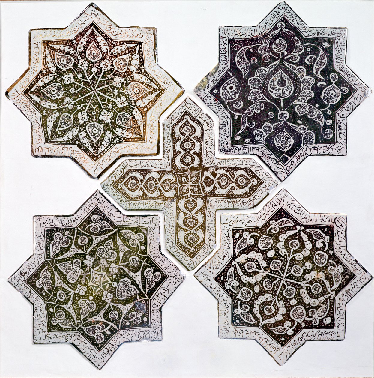 Fem brickor, Kashan, Iran (stenpasta dekorerad i gyllenbrun lyster) av Islamic School
