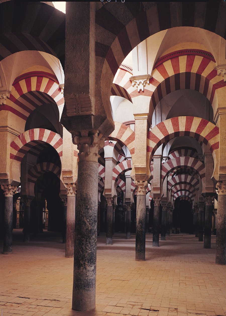 Interiörvy av moskén, 795-987 AD av Islamic School