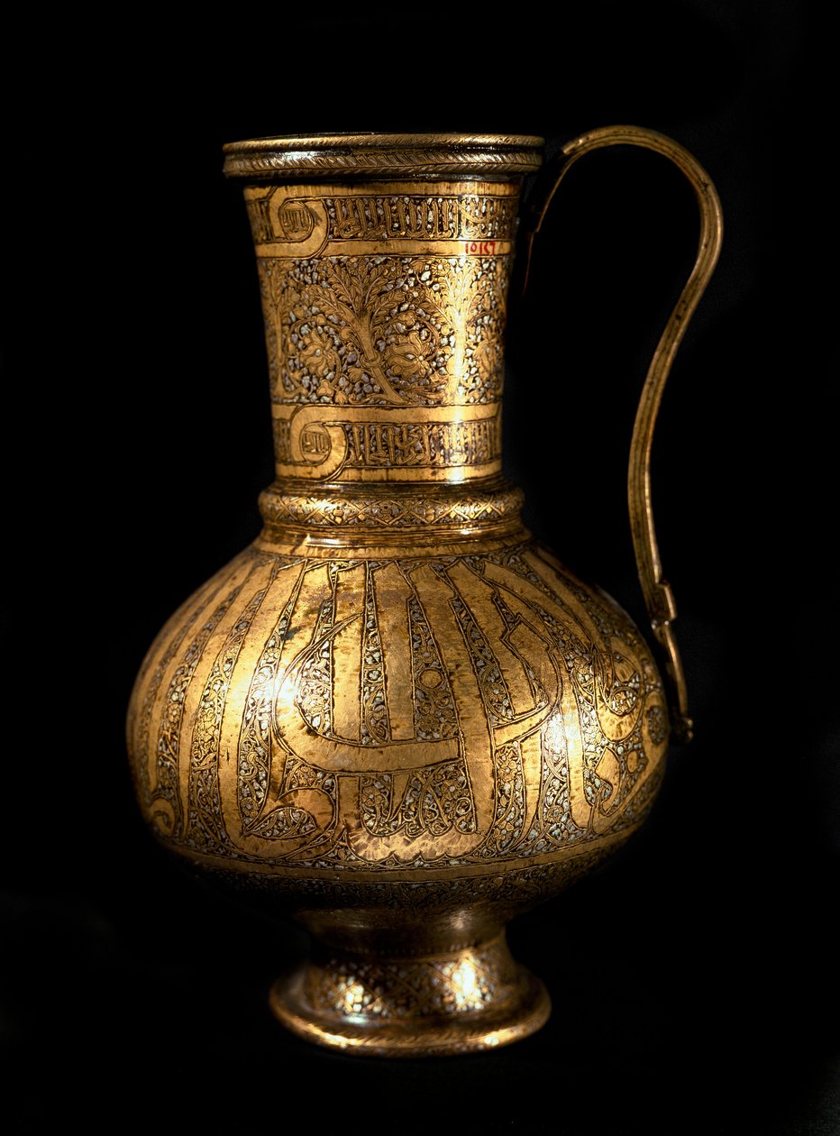 Islamisk konst: karaff med silverinlägg och arabisk skrift. Mamluk hantverk från 1300-talet. Kairo, Museum of Islamic Art av Islamic School