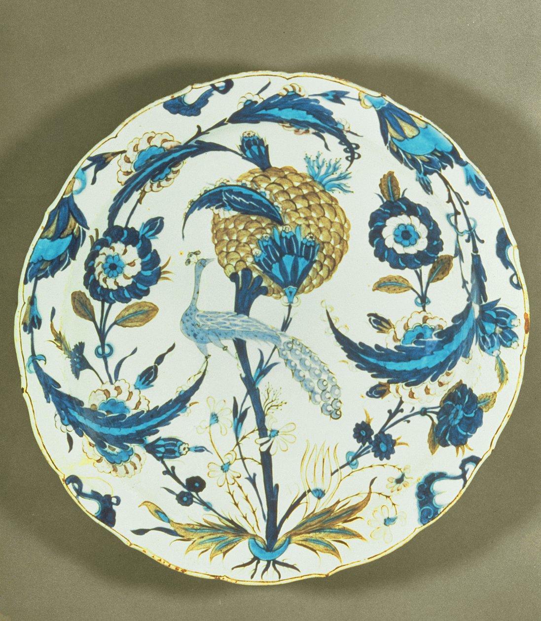 Iznik-fat målat med en påfågel uppflugen bland blommor, Turkiet, ca 1550-55 (polykrom underglaserad fritta) av Islamic School
