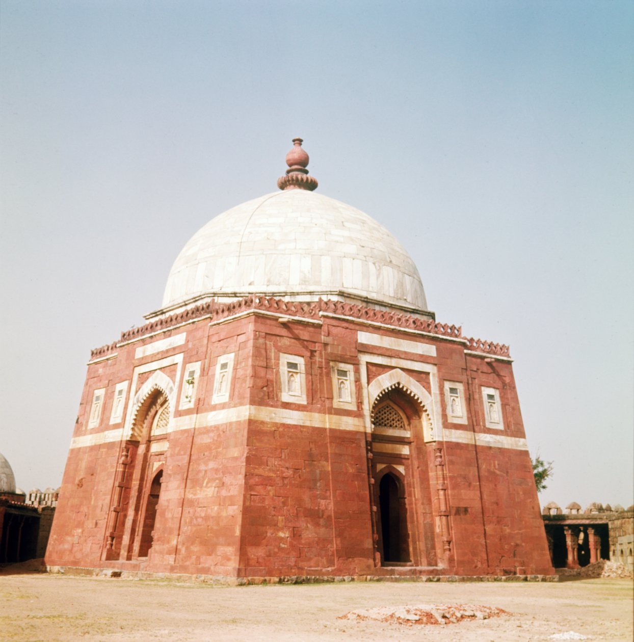 Mausoleum of Ghiyathud-din Tughluq, Tughluqabad, 1321-25 av Islamic School