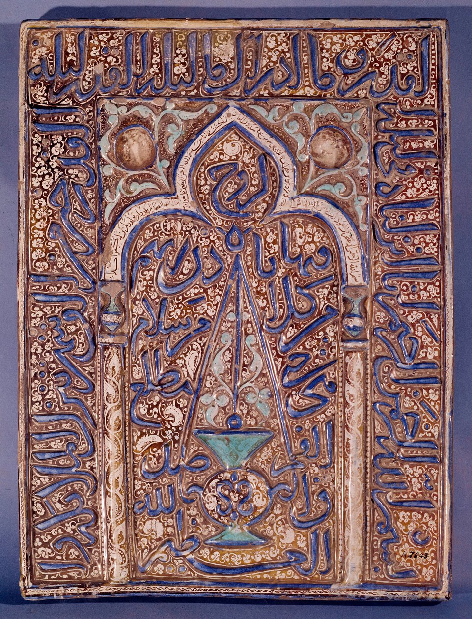 Mellanöstern: plakett dekorerad av representationen av en mihrab, nisch utövad i väggen i en moské som indikerar bönens riktning mot Mecka. 1200- eller 1300-talet. Paris, museet för dekorativ konst av Islamic School