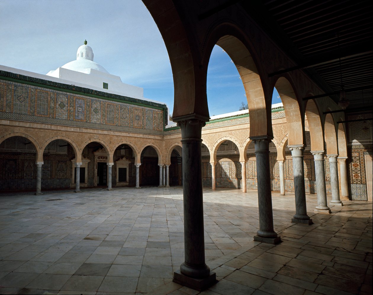Frisörens moské eller Sidi Sahabs mausoleum av Islamic School