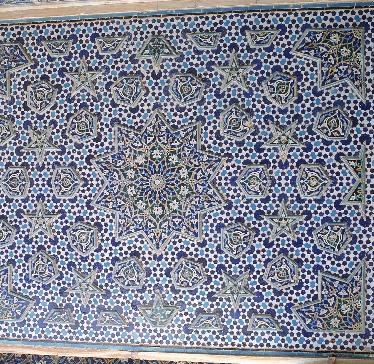 Norra portalpanelen, en i ett par med utskjutande palmetter och stjärnor som omger den centrala solmedaljongen, färdigställd 1453 (fajansmosaik) av Islamic School
