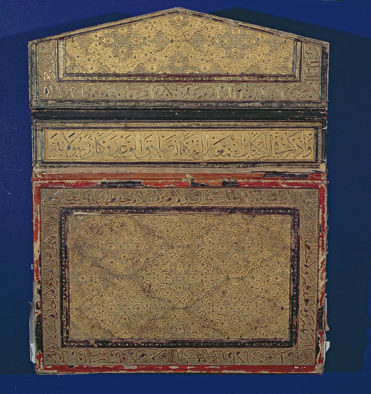 Yttersida av ett koranfodral med förgylld eslimi-design av sura 56 i thulth (läder) (se 181734) av Islamic School
