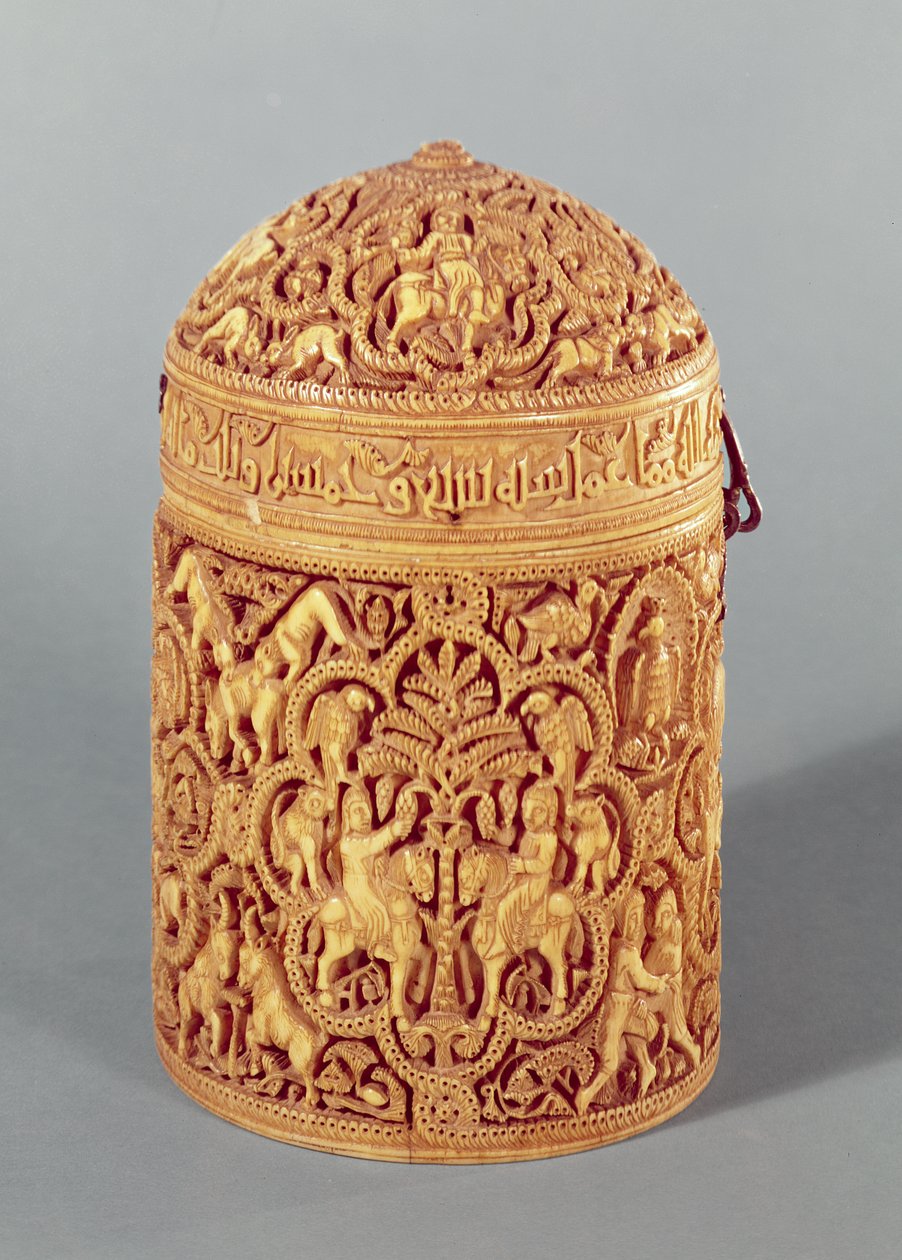 Pyx med en relief som visar hovlivets nöjen, inskriven med namnet Al-Mughira, son till kalifen Abd-al-Rahman III, Umayyadperioden, från Cordoba, ca 968 e.Kr. (se även 101673 & 15 av Islamic School