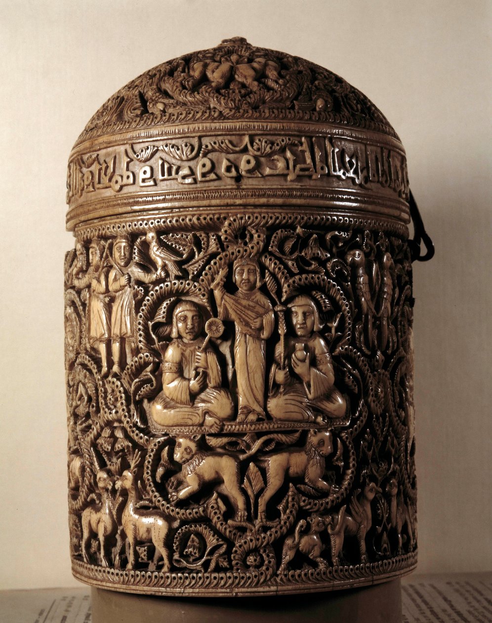 Pyxid (låda) av Al-Mughira (Al Mughira eller Moughira) i elfenben från Cordoba och avsedd för Emiren, 968. Paris, Louvren av Islamic School