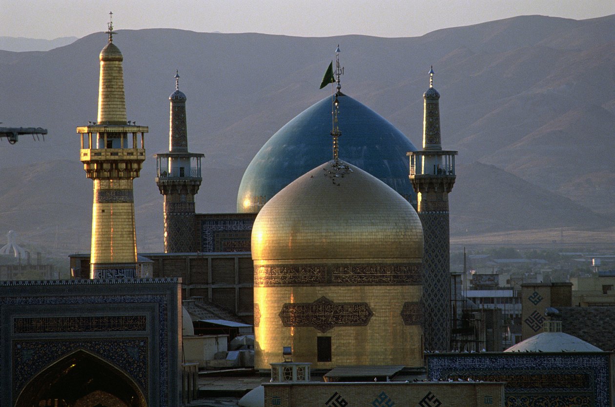 Den helguld kupolen och minareten i Imam Rezas helgedom, den 8:e shiitiska imamen, med Timurid Gowhar Shad-moskén bakom av Islamic School