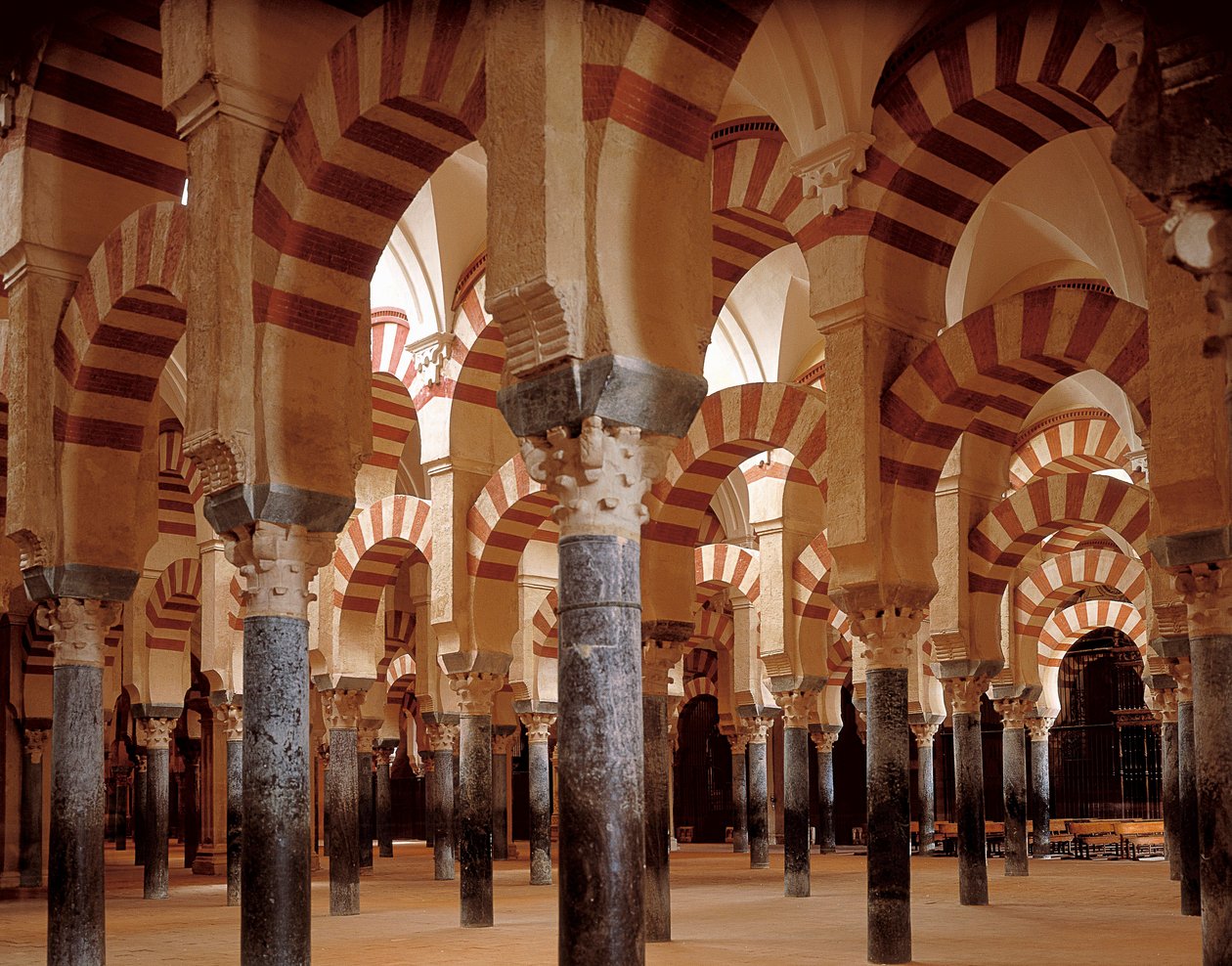 Bågarna och portikerna i moskén-katedralen i Córdoba, 784-786 (foto) av Islamic School