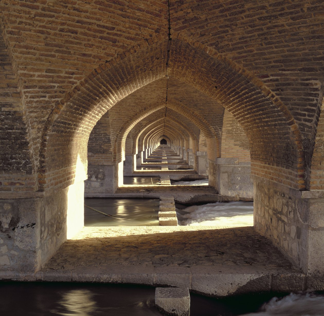 Utsikt längs insidan av Khaju Bridge-dammen, Safavid-perioden (tegel och sten) av Islamic School