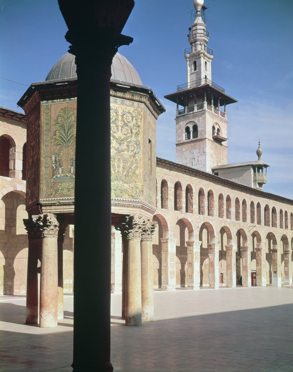 Utsikt över skattkammaren (bayt al-mal) och norra minareten på gården, byggd 705-715 e.Kr. (foto) av Islamic School