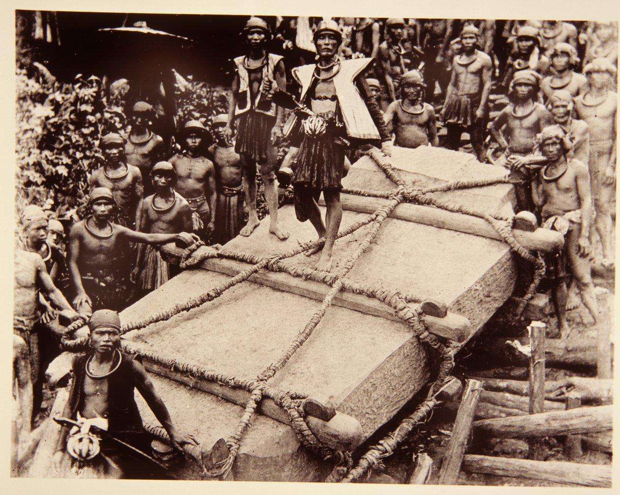 Nias människor transporterar en megalit, ca 1920 av Italian Photographer