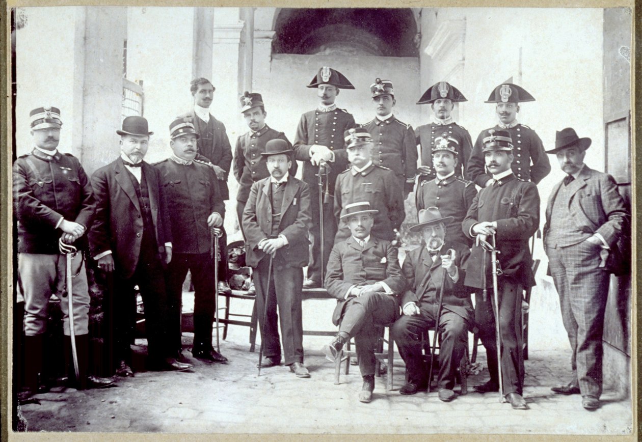 Porträtt av soldater och civila i Modica, Sicilien, 1907 av Italian Photographer